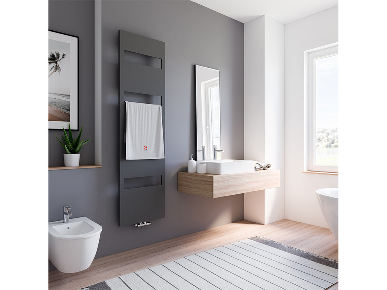 Ein modernes Badezimmer mit einem schwarzen Designheizkörper und einer weißen Toilette.