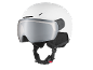 Weißer Skihelm mit Visier und Kinnriemenverschluss.
