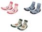 Drei Paar Babyschuhe mit verschiedenen Designs.