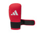 Rote Adidas Boxhandschuhe mit Klettverschluss.
