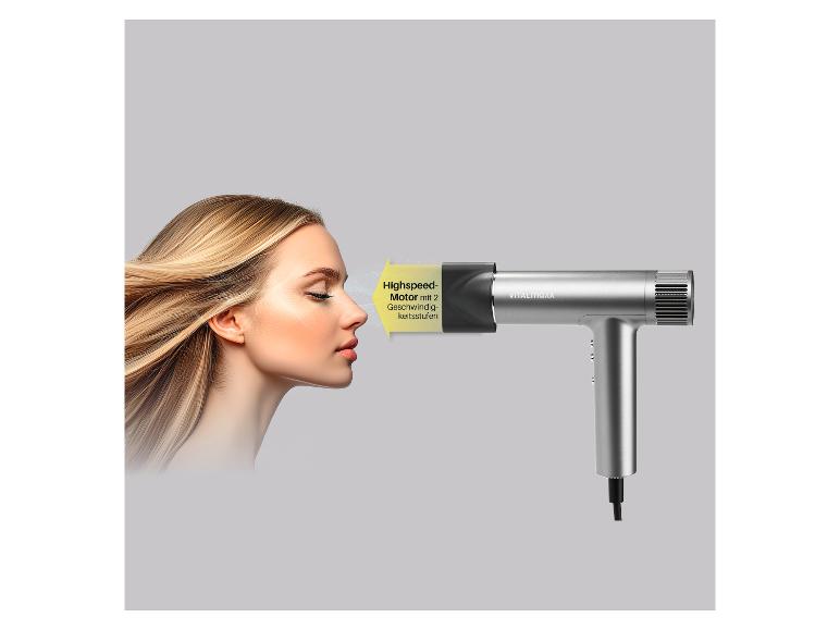 Eine Frau mit blondem Haar, das von einem silbernen Haartrockner mit der Aufschrift „Highspeed-Motor mit 2 Geschwindigkeitsstufen“ geföhnt wird.