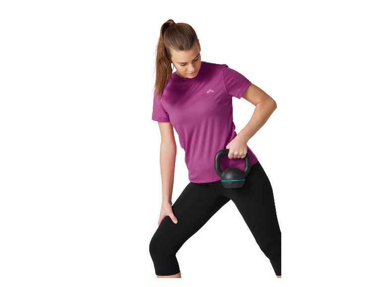 Frau in lila und schwarzer Sportkleidung, hält eine schwarze Kettlebell.