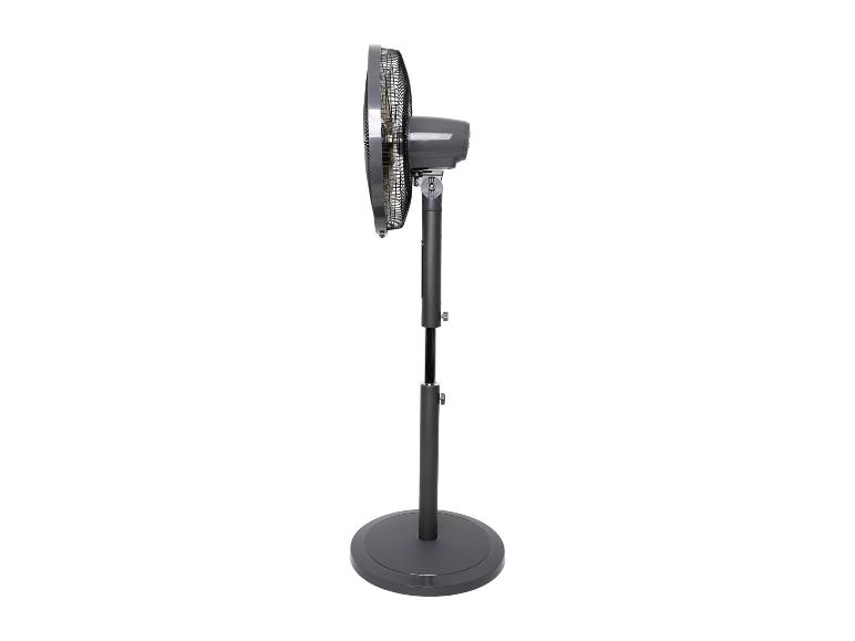 Dunkelgrauer Standventilator auf weißem Hintergrund.