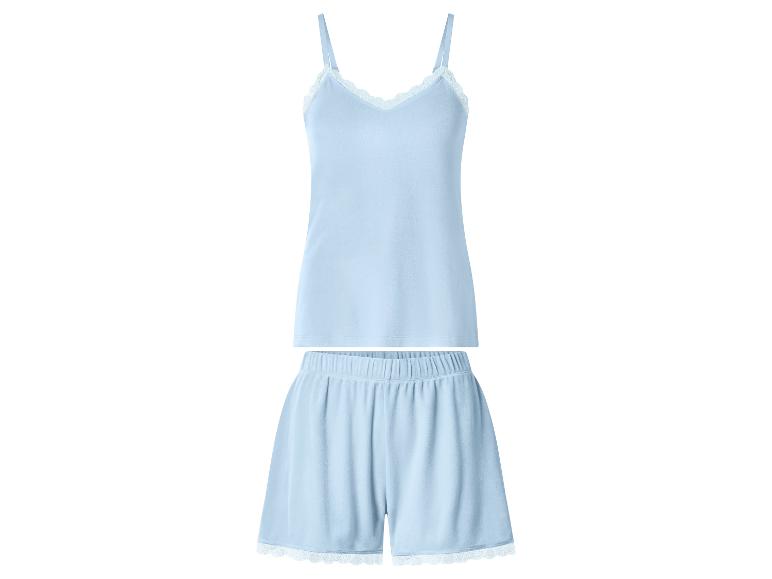 Hellblauer Pyjama-Set mit Camisole-Top und Shorts, beide mit weißer Spitze besetzt.