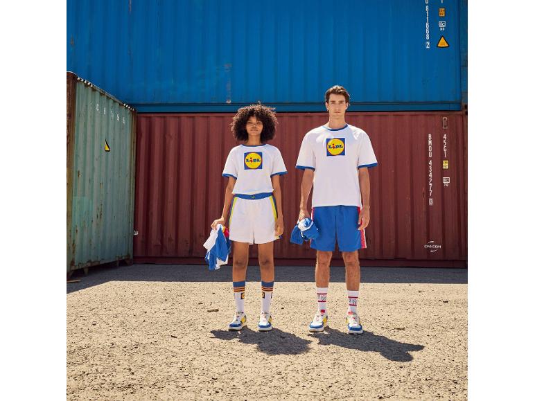 Lidl Kleidung: Shirts, Shorts und Socken in den Markenfarben.