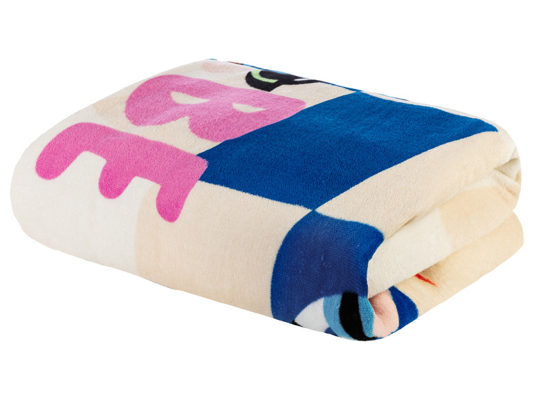 Eine gefaltete blaue und rosa Decke mit Buchstaben.