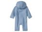 Ein blauer Baby-Overall mit Kapuze.