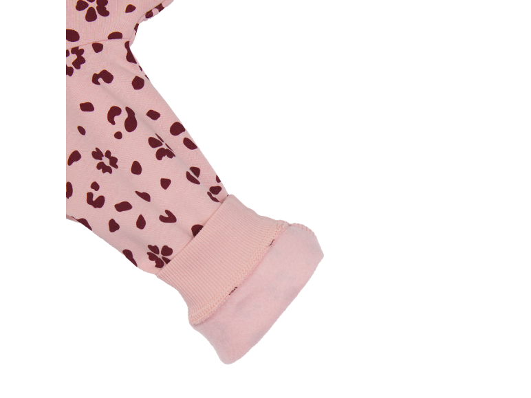 Detail des elastischen Bündchens und des weichen Futters eines Baby-Trainingsanzugs.