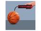 Eine Hand hält eine tragbare Luftpumpe, die zum Aufpumpen eines Basketballs angeschlossen ist.