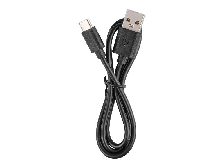 Schwarzes USB-C-auf-USB-A-Kabel, aufgerollt und gesichert, vor weißem Hintergrund.