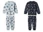 Zwei Sets Kinderpyjamas, eines mit Elefanten und Bergen, das andere mit Sternen und Monden.