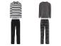Zwei Pyjama-Sets mit langen Ärmeln: eins mit gestreiftem Oberteil und schwarzer Hose, das andere mit einfarbigem Oberteil und karierter Hose.
