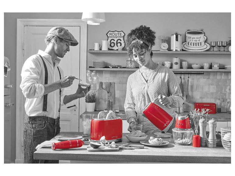 Rote Küchenelektrogeräte im Stil der 1970er: Toaster, Wasserkocher, Küchenmaschine und Stabmixer.