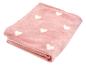 Gefaltete rosa Decke mit weißen Herzen