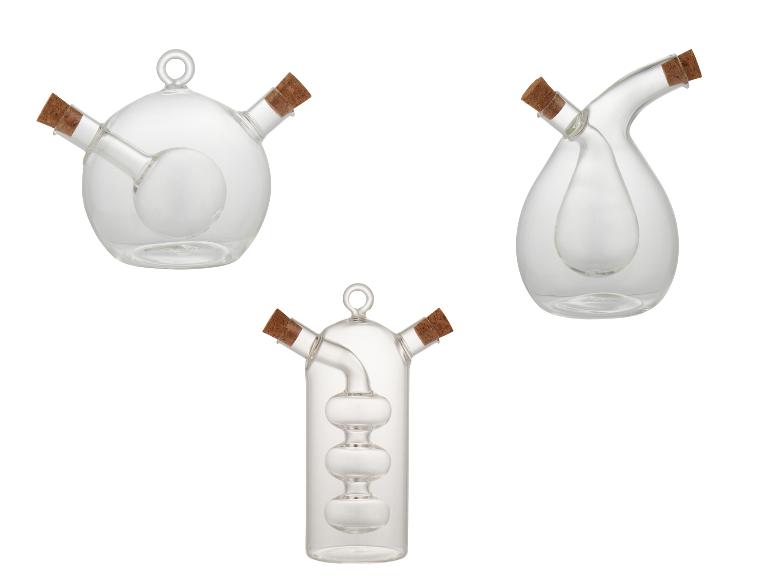 Drei Glasflaschen für Öl und Essig mit Korken.