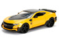 Ein gelbes Spielzeugauto Chevrolet Camaro mit Transformers-Logo.