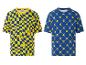 Zwei Lidl T-Shirts: eines mit gelben und blauen Karos, das andere dunkelblau mit wiederkehrendem Lidl-Muster.