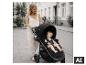 BABYGO Kinderwagen Evolution 3in1 auf der Straße mit Mutter und Kind. [KI-generiertes Bild]