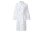 Ein weißer Bademantel mit Gürtel