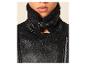 Frau in schwarzer Lammfelljacke mit flauschigem Kragen und Metallschnalle.