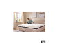 Ein Mann sitzt auf einem Bett mit zwei LIVARNO home Matratzen. [KI-generiertes Bild]