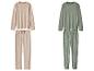 Zwei Velours-Pyjama-Sets, eines beige und eines mintgrün mit Punkten.