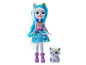 Eine Ever After High Puppe mit einem Welpen in Winterkleidung.