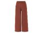 Weite, rotbraune Hose.