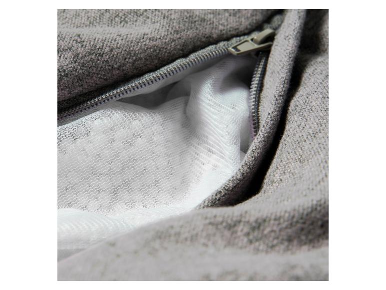 Ein graues Kleidungsstück mit einem Reißverschluss und einem weißen Netzfutter.
