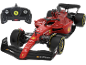 Rotes ferngesteuertes Spielzeug-Rennauto mit einer schwarzen Fernbedienung