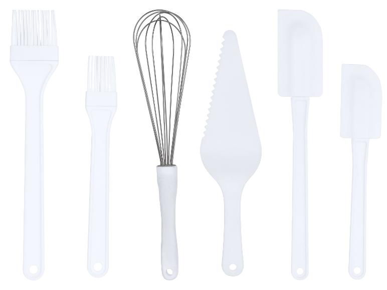 Set weißer Küchenutensilien, darunter zwei Backpinsel, ein Schneebesen, ein Tortenheber und zwei Spatel.
