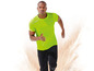 Ein Mann trägt ein grünes Sport-Shirt und schwarze Hosen.