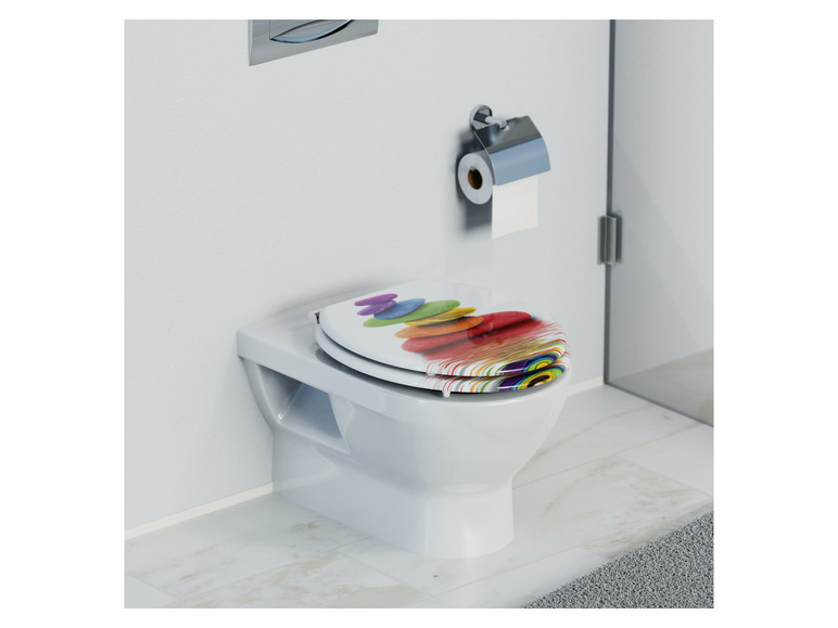 Eine Toilette mit einem bunten Toilettensitz.