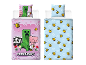 Zwei Kinderbettwäsche-Sets mit pixeligen Spielfiguren, Bienen und Herzen auf Rosa und Blau