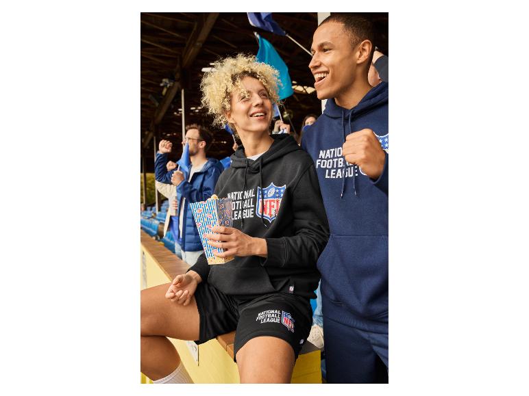NFL Hoodies und Shorts für Männer und Frauen, mit Popcorn, im Stadion.