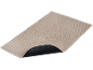 Beige Badematte mit geometrischem Muster und schwarzer Anti-Rutsch-Unterseite.