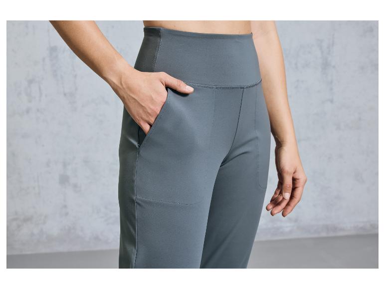 Dunkelgraue Hose mit hohem Bund und Eingrifftaschen.