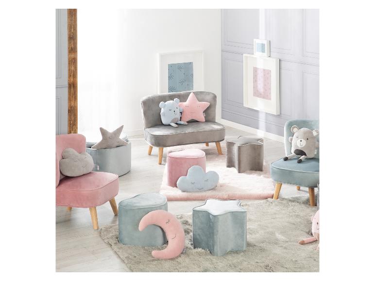 Rosa und blaue Samt-Kindermöbel mit Wolken-, Stern- und Mondkissen.