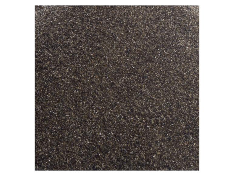 Nahaufnahme von dunkler, grober Sand- oder Kiesstruktur