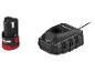 Schwarzer und roter 12V Akku und schwarzes Ladegerät mit LED-Anzeigen.