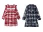 Zwei Mädchenkleider in Karo, ein rotes mit Spitze und ein blaues mit Blumenstickerei.
