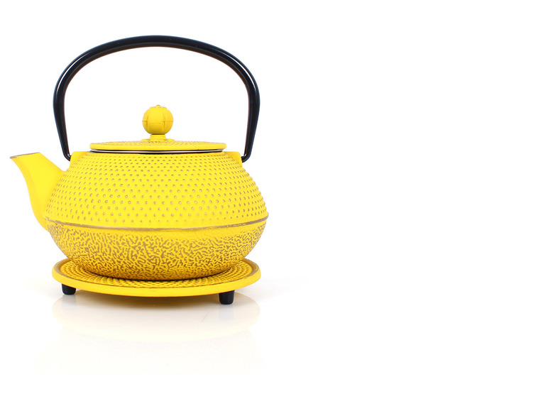 Ein gelber Gusseisen-Teekessel mit schwarzem Griff