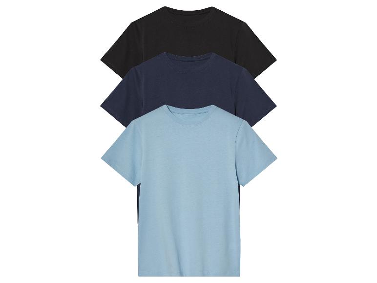 Drei T-Shirts in Schwarz, Dunkelblau und Hellblau übereinander gestapelt.