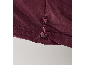 Nahaufnahme eines verstellbaren Kordelzugs an einer bordeauxroten Jacke.