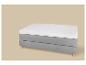 Graues Boxspringbett mit weißer Matratze und Topper auf beigem Hintergrund.
