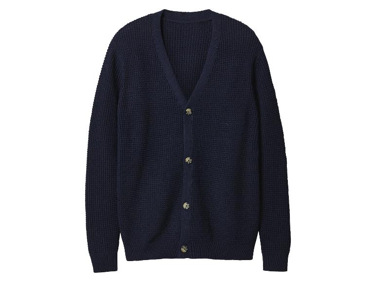 Dunkelblaue Waffelstrick-Strickjacke mit Knöpfen auf weißem Hintergrund.