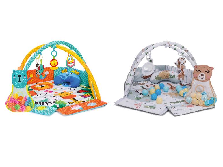 Zwei Baby-Spielmatten mit Spielbögen, hängendem Spielzeug und Bällen.