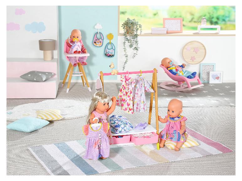 BABY born Puppen in einem Spielzimmer mit Kleiderständer, Hochstuhl und Wippe.