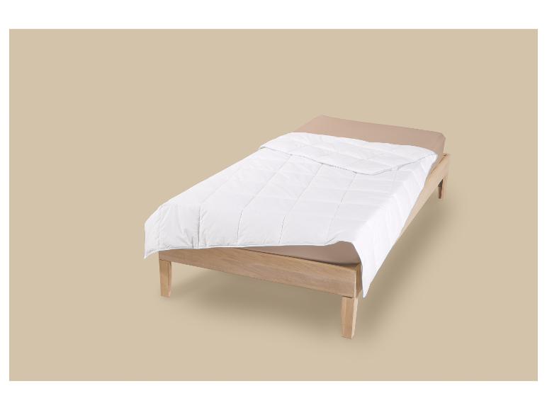 Einzelbett aus Holz mit beiger Matratze und weißer Bettdecke.