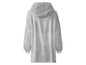 Ein grauer Oversize-Hoodie mit Kapuze aus Fleece.